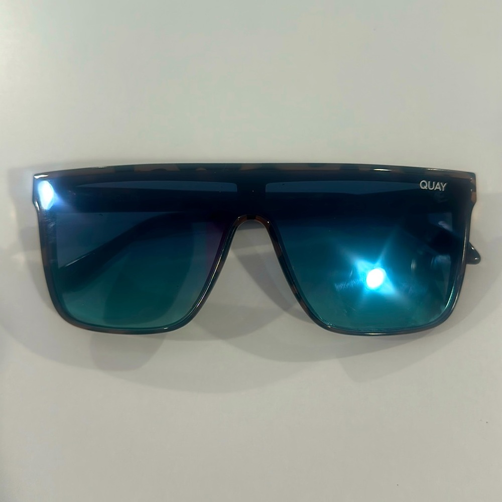 Tortoise with blue lenses Quay sunglasses